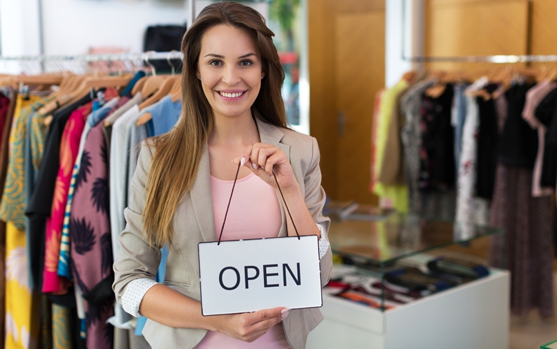 オープンの札を持った店員